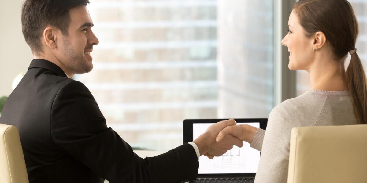 Inmobiliaria con clientes pactando