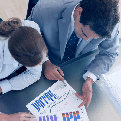 Personas estudiando documentos como el IRPF de una vivienda