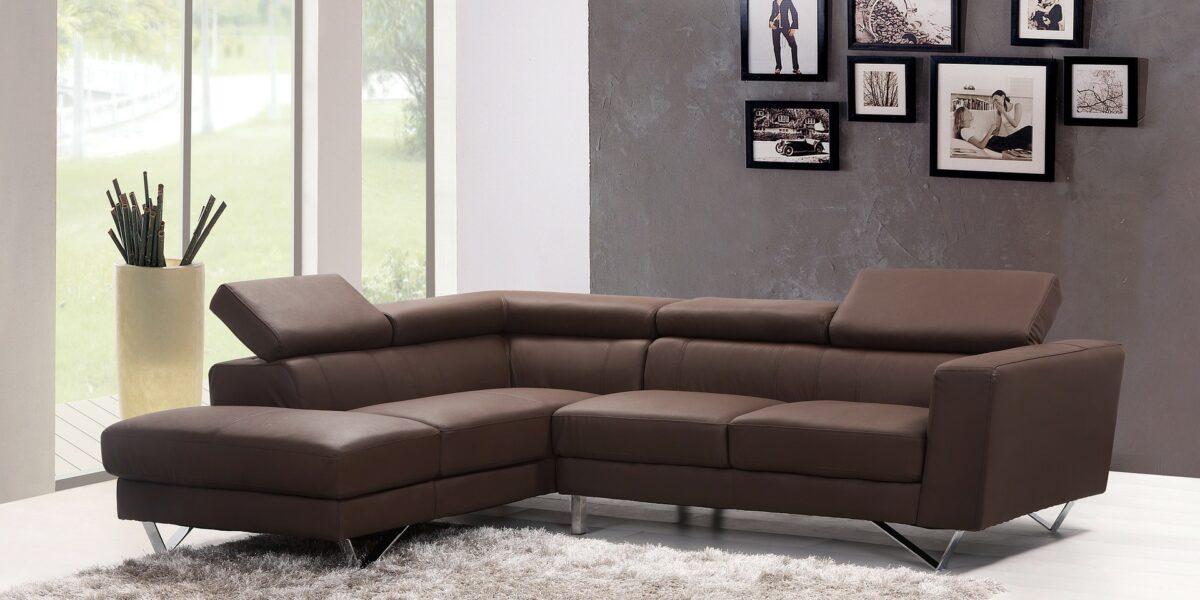 sofá marrón amplio en la sala de estar de una casa