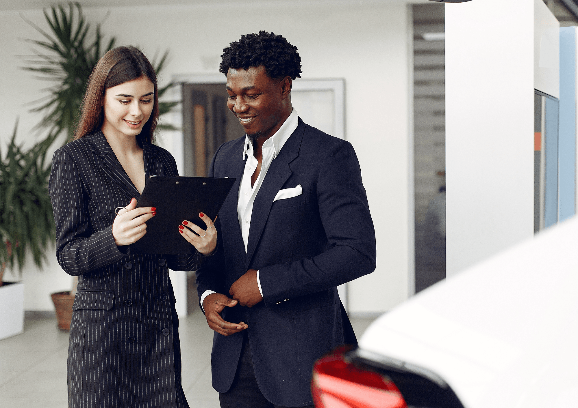 Agentes inmobiliarios estudiando el caso de una venta de casa en Castellar