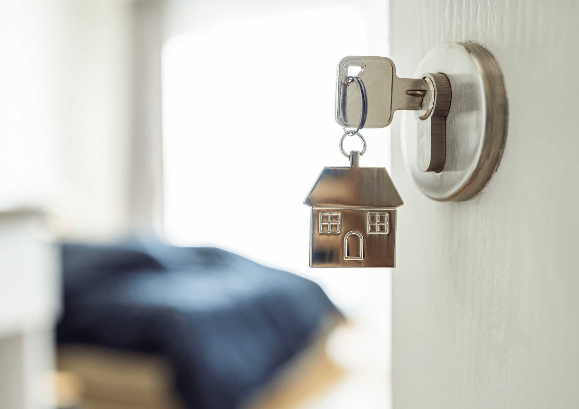 Llave de un piso en la zona de Sabadell con llavero de casa