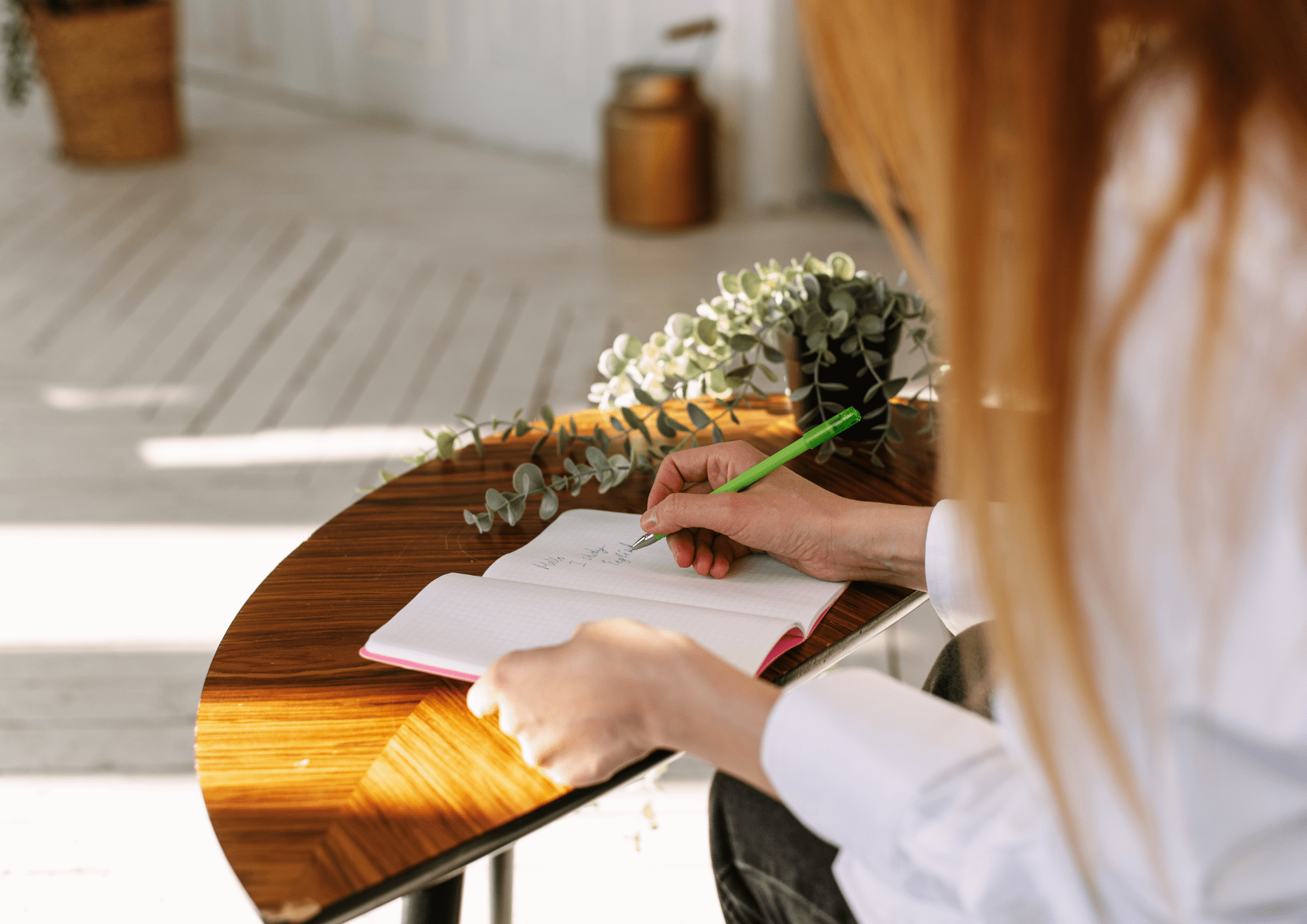 Inmobiliaria redactando diferentes gestiones inmobiliarias