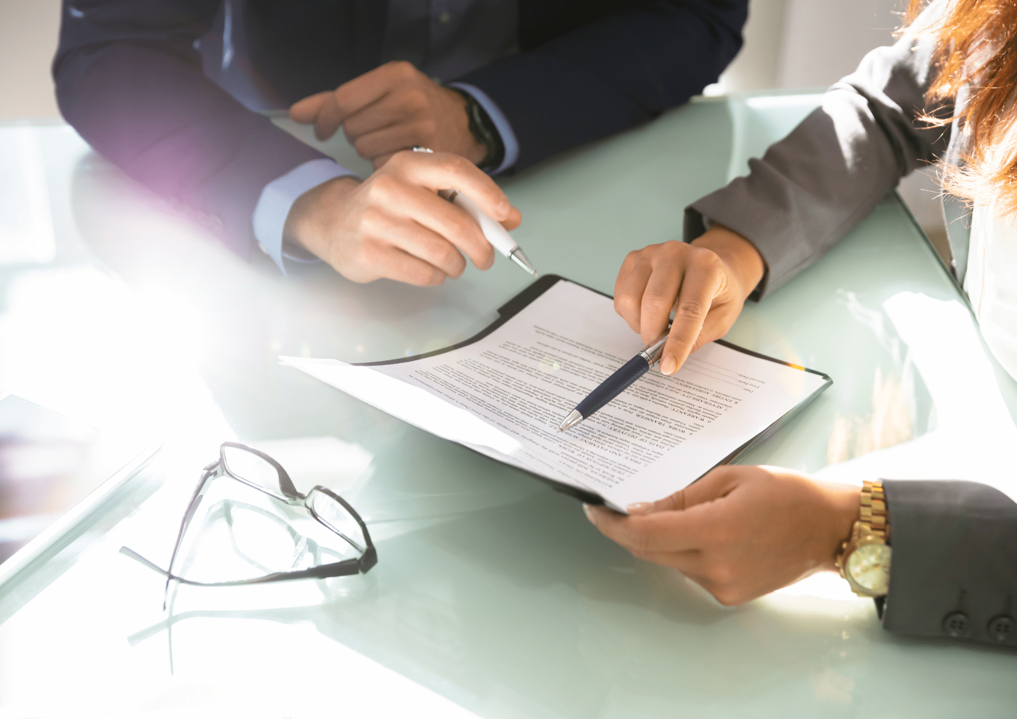 Agentes analizando diferentes documentos de la venta de un piso