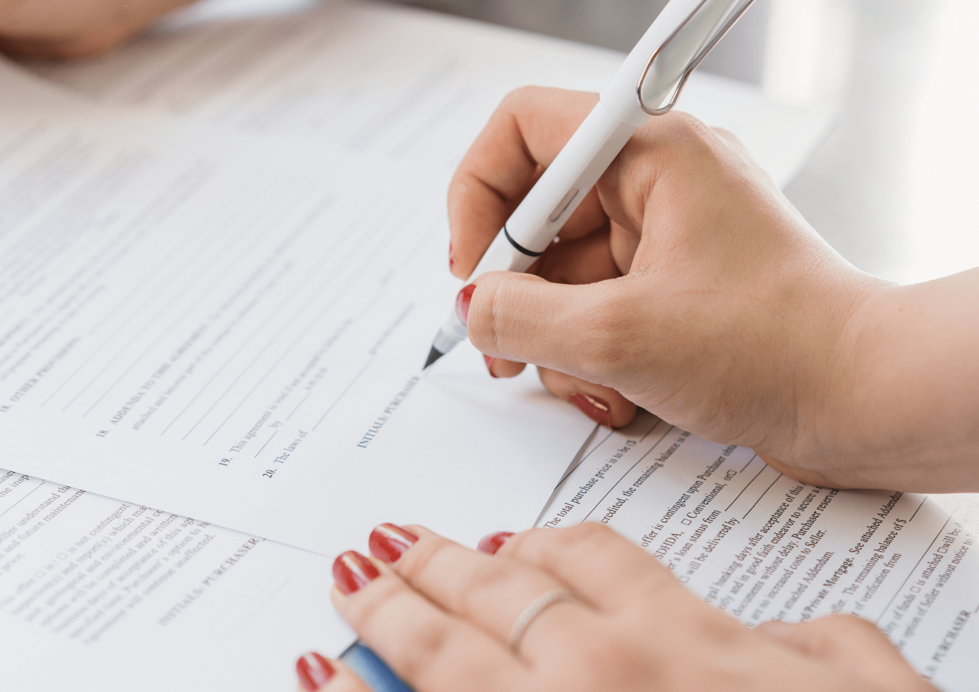 Persona firmando contrato de vivienda