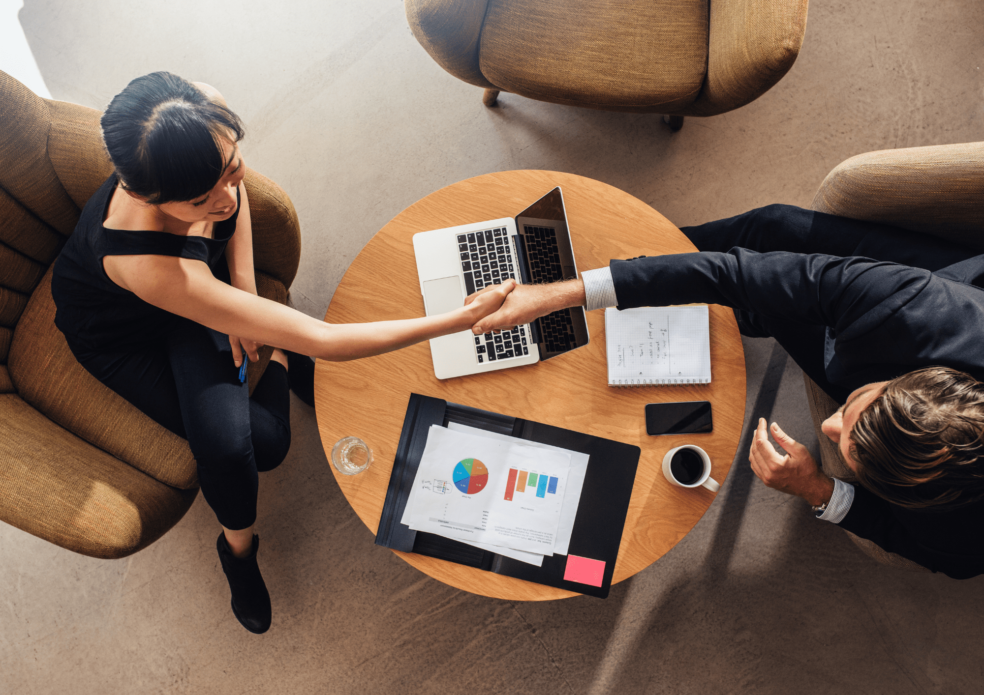 IBuyer y comprador puestos en contacto realizando seguimiento de la compra de un piso