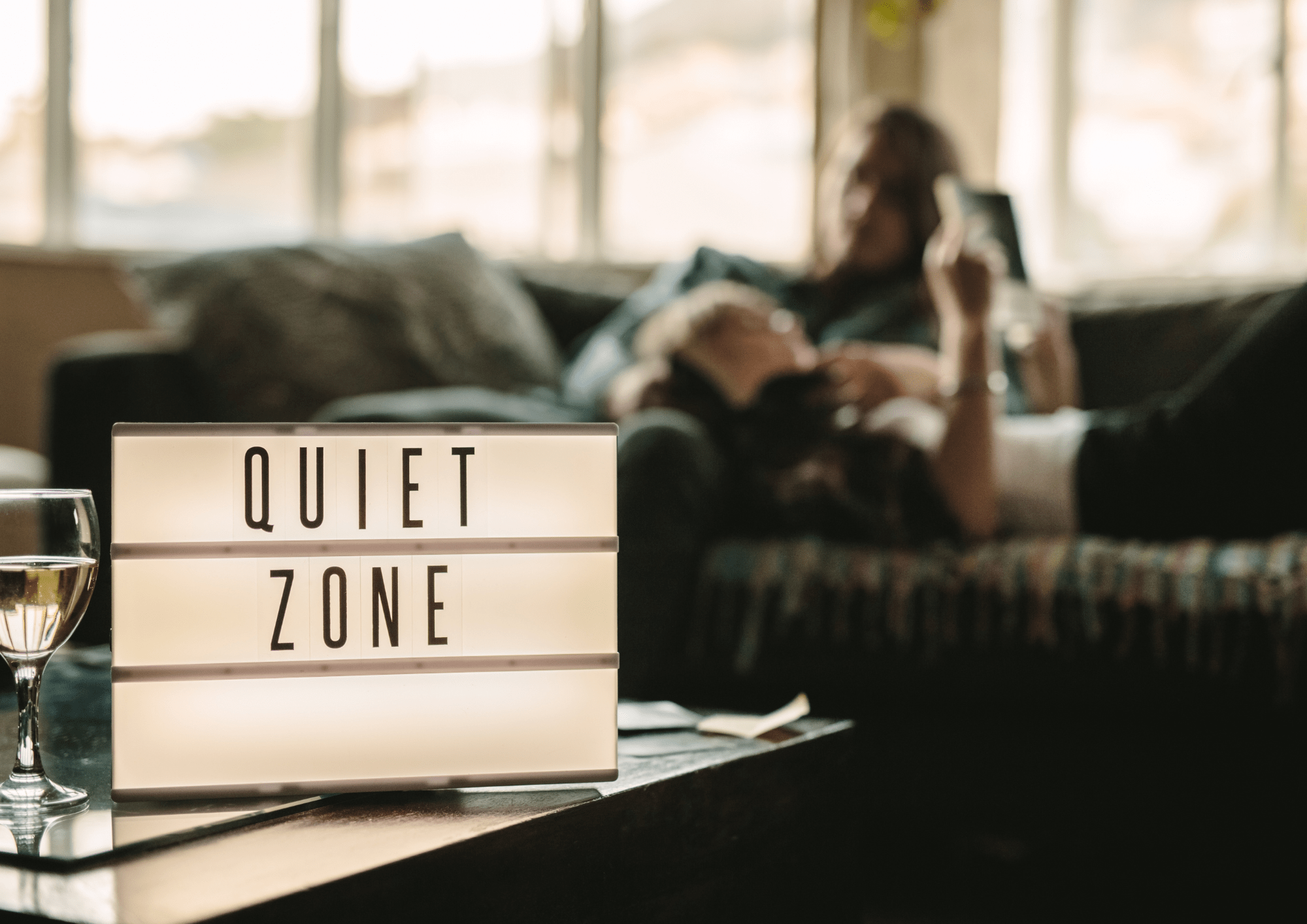 Pareja relajada en piso de alquiler tranquilo