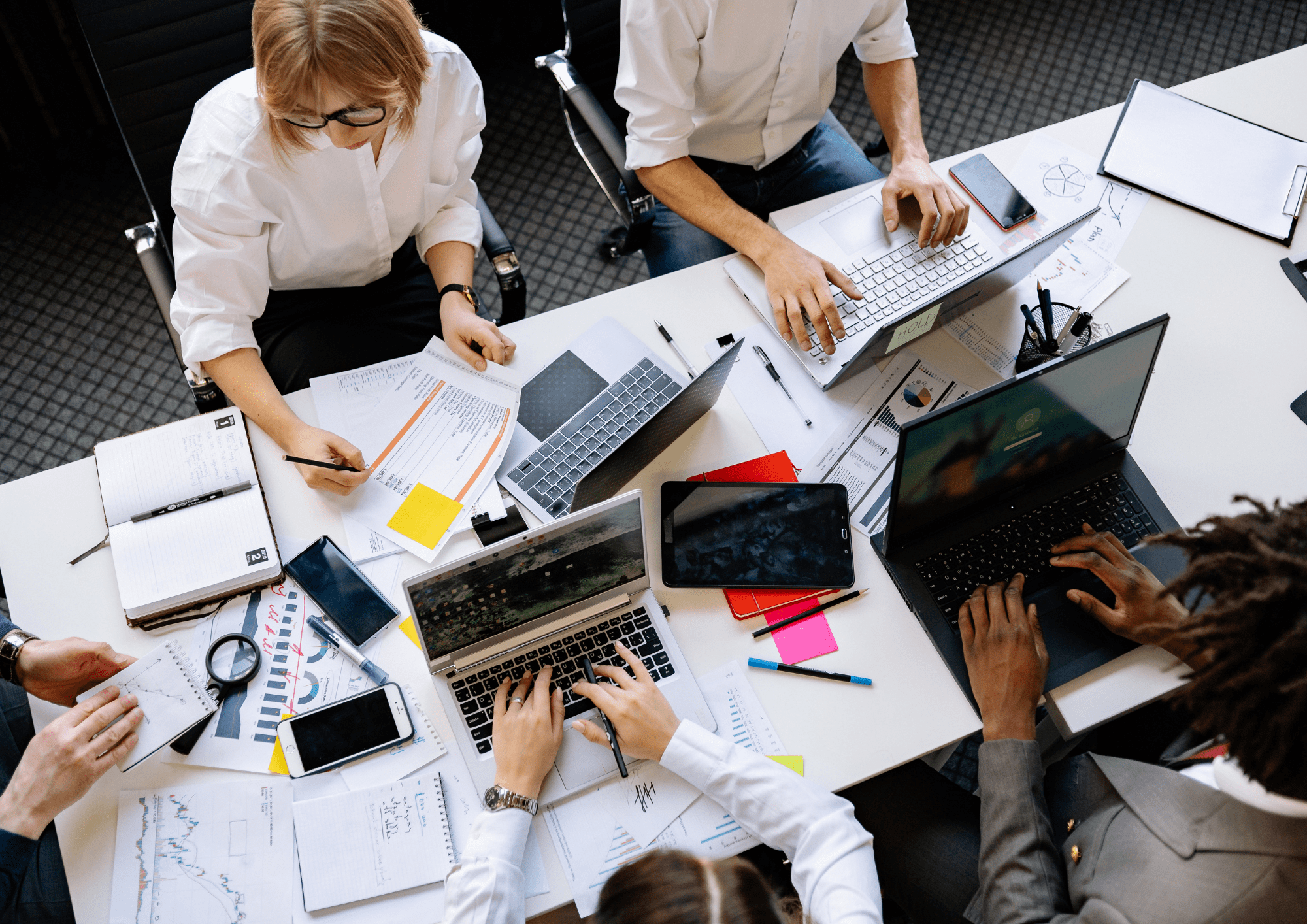 Equipo de trabajo en oficina trabajando
