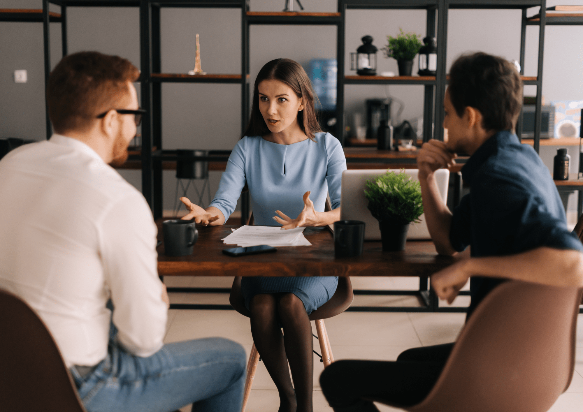 Agente inmobiliaria aconsejando a pareja que quiere vender su casa