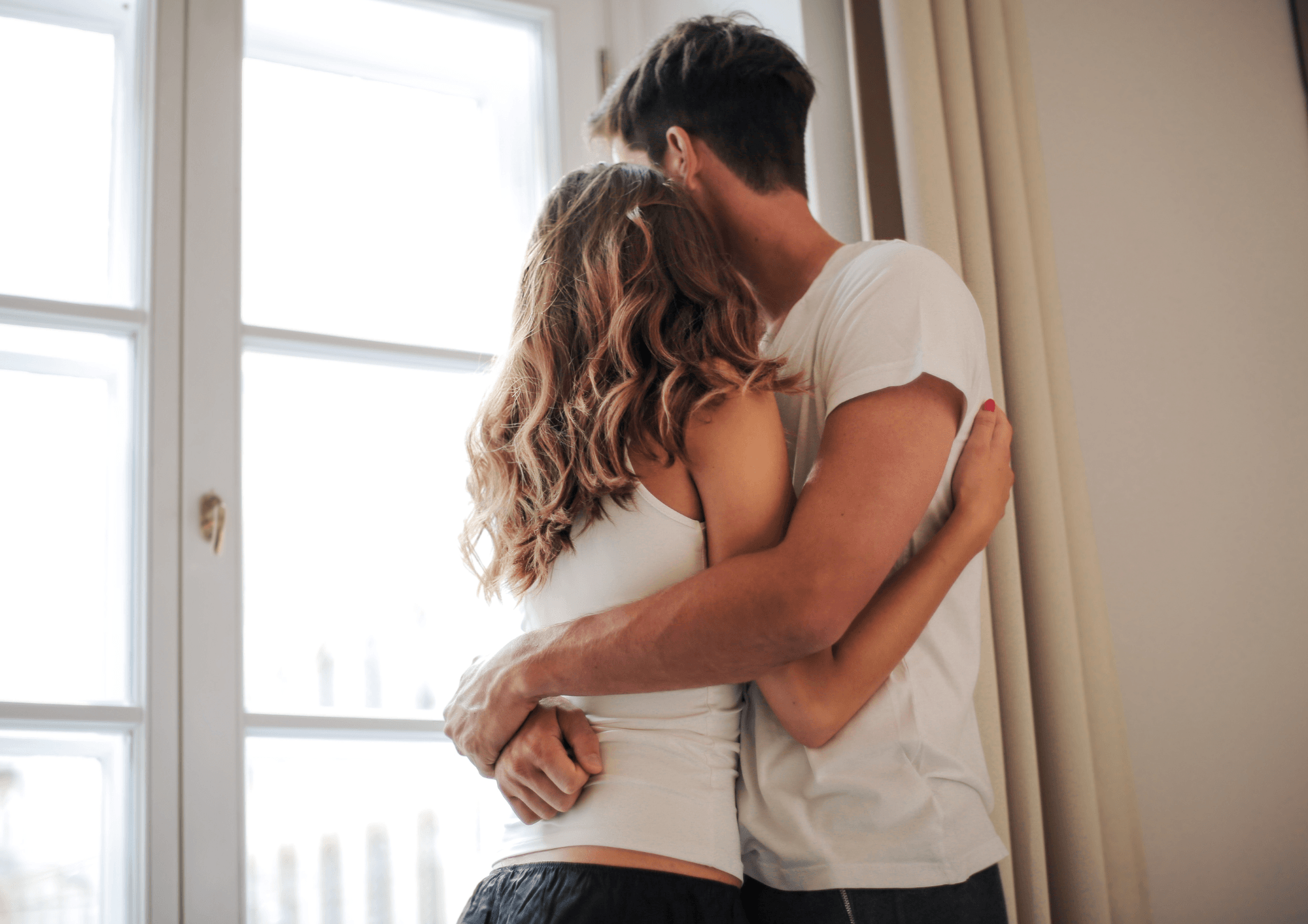 Pareja enamorada en su nueva casa en Sabadell