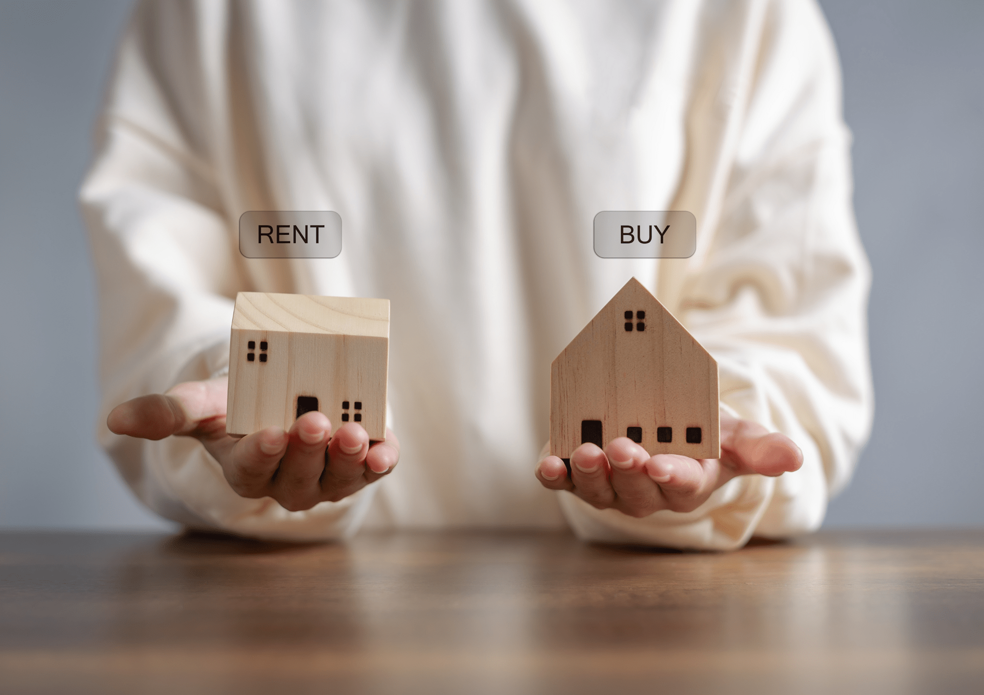 Persona preguntándose si comprar o alquilar una casa en Sabadell