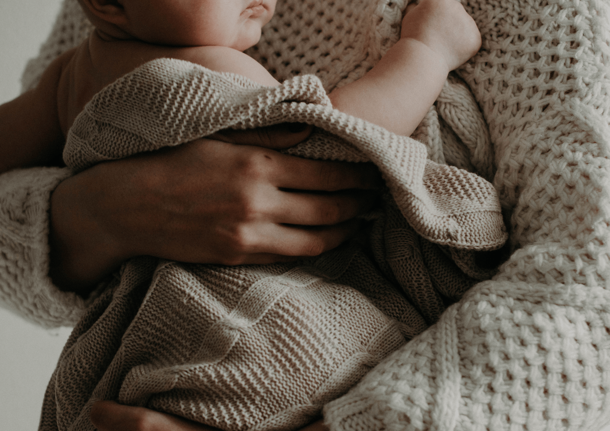 Familia formada con un nuevo integrante en la familia