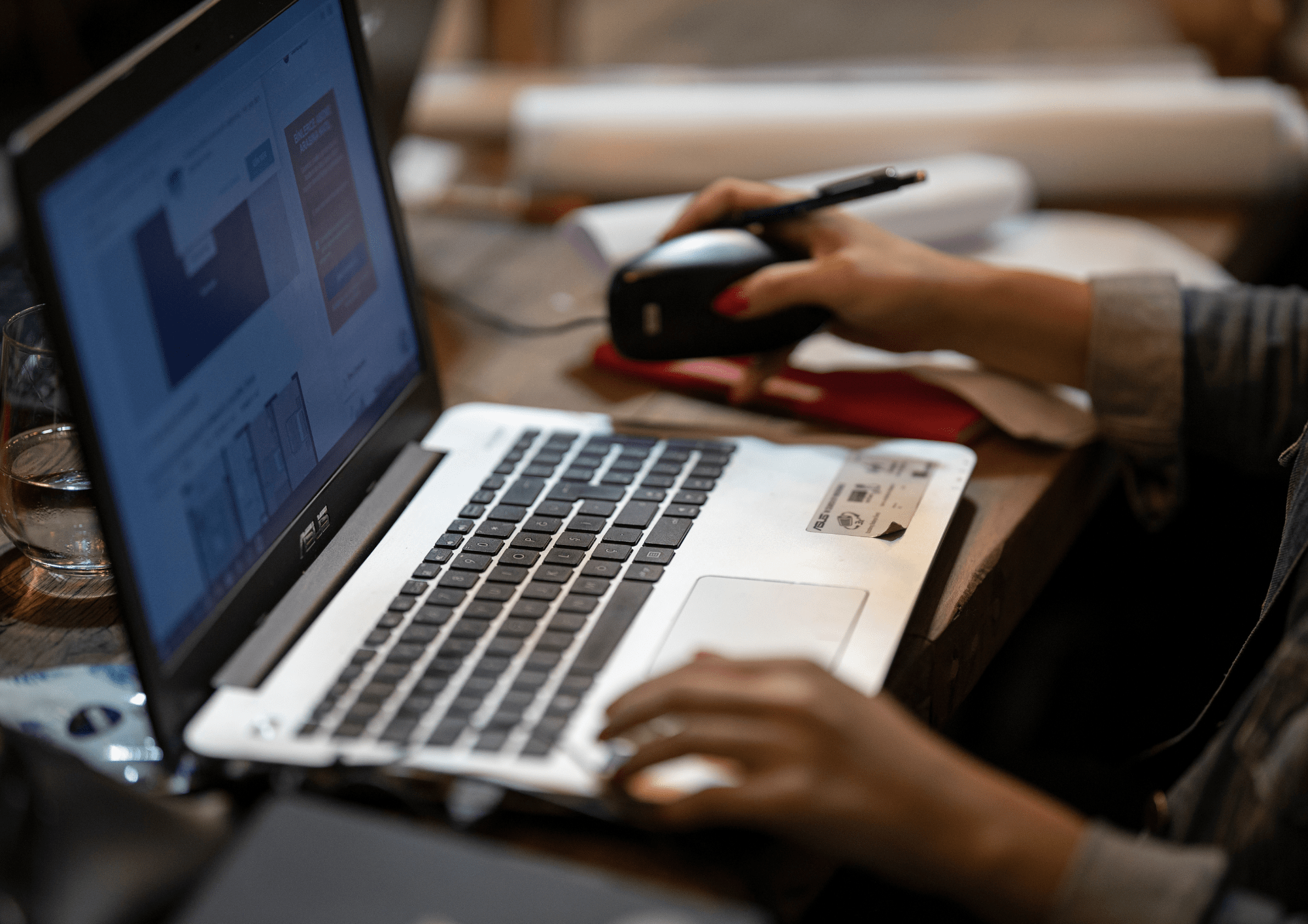 Propietario publicando anuncios de la venta de su casa