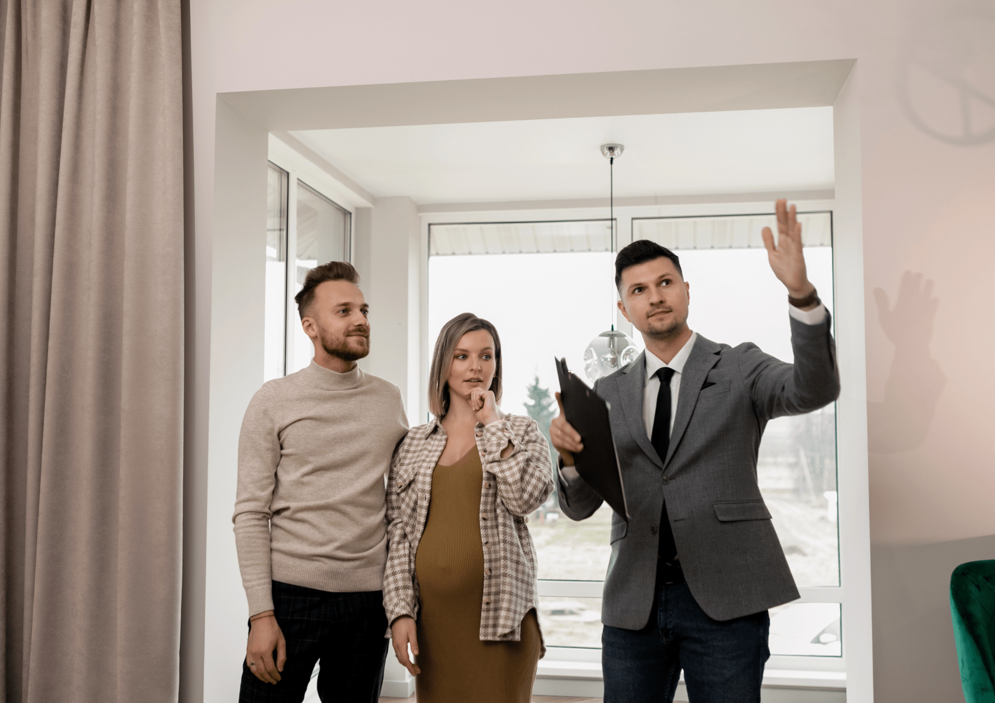 Pareja requiriendo ayuda de un agente inmobiliario