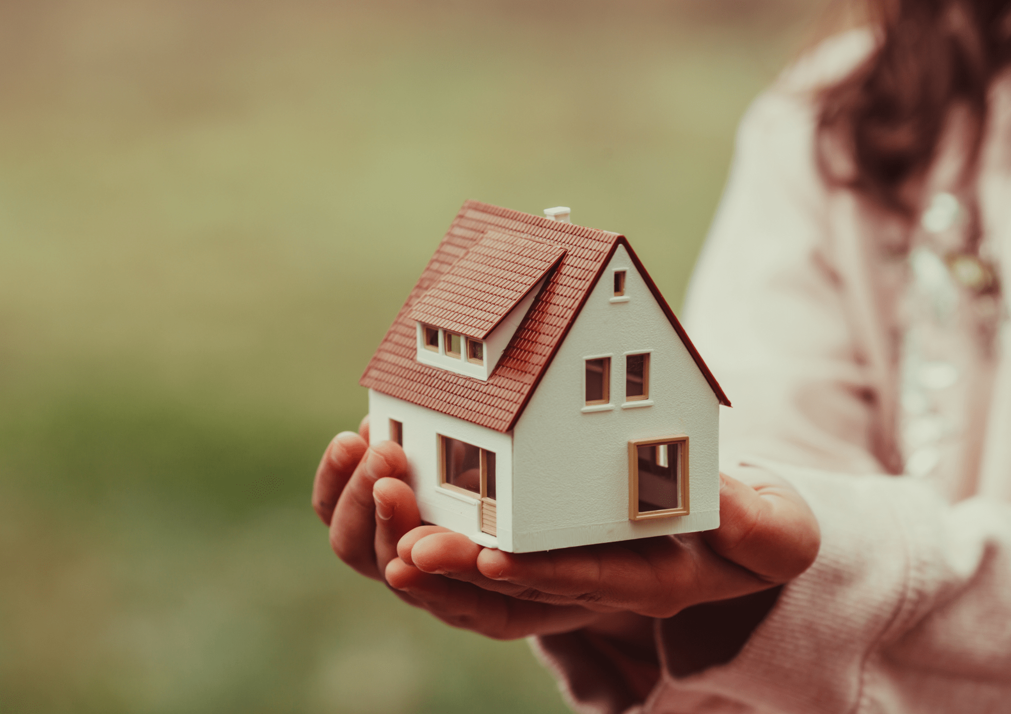 Persona protegiendo su casa de Sabadell