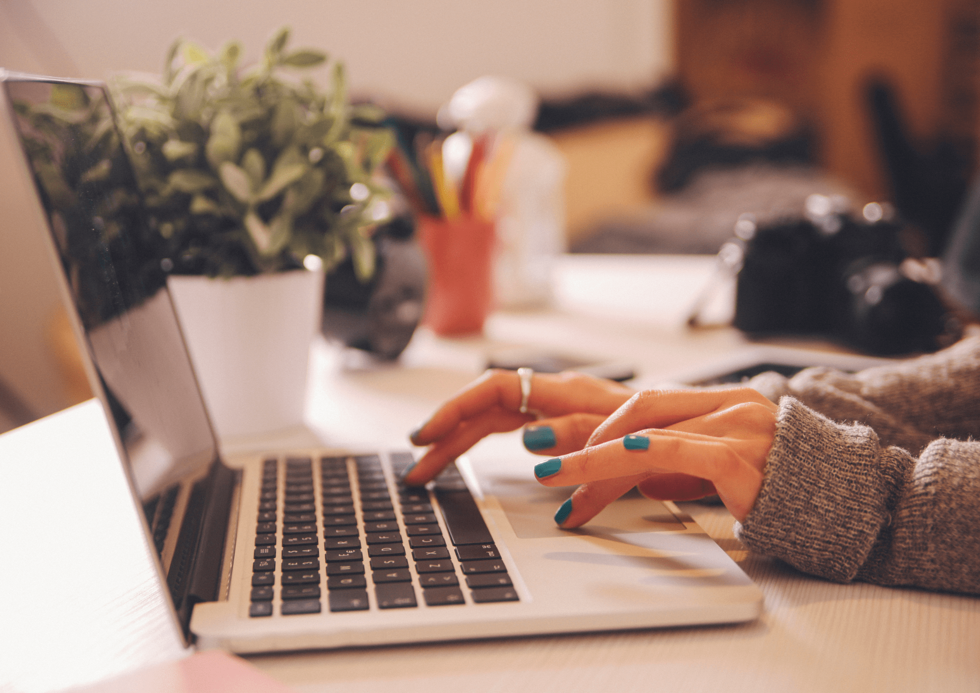 Persona creando anuncios de la venta de su casa en Sant Quirze