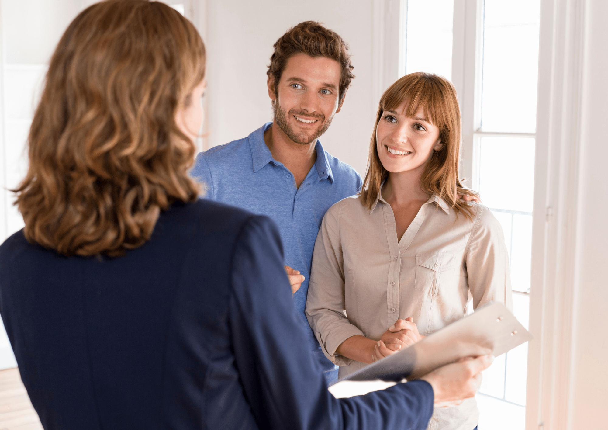 Pareja teniendo la experiencia de la compra de un nuevo piso en Sant Quirze