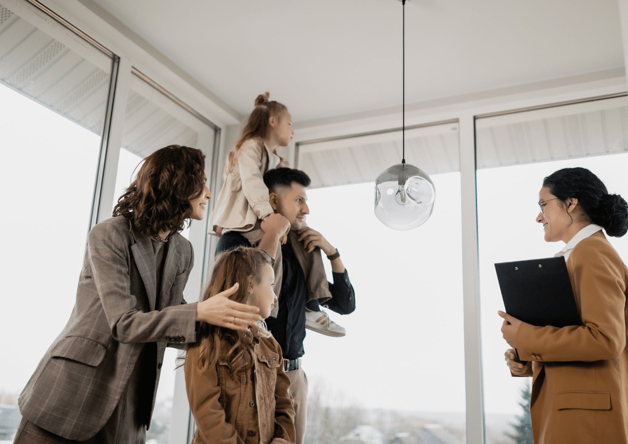 Familia viendo nueva vivienda en Castellar