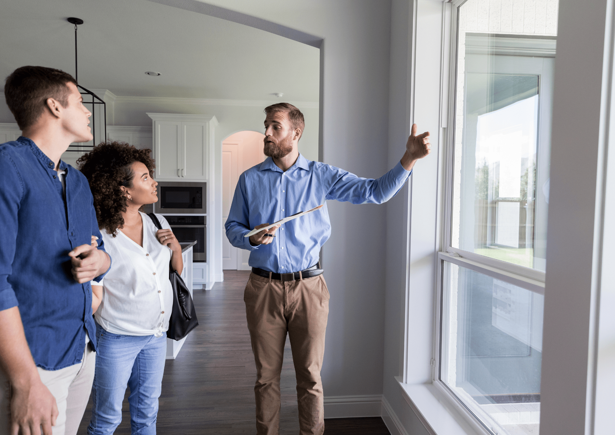 Agente inmobiliaria preocupado por el bienestar de sus clientes