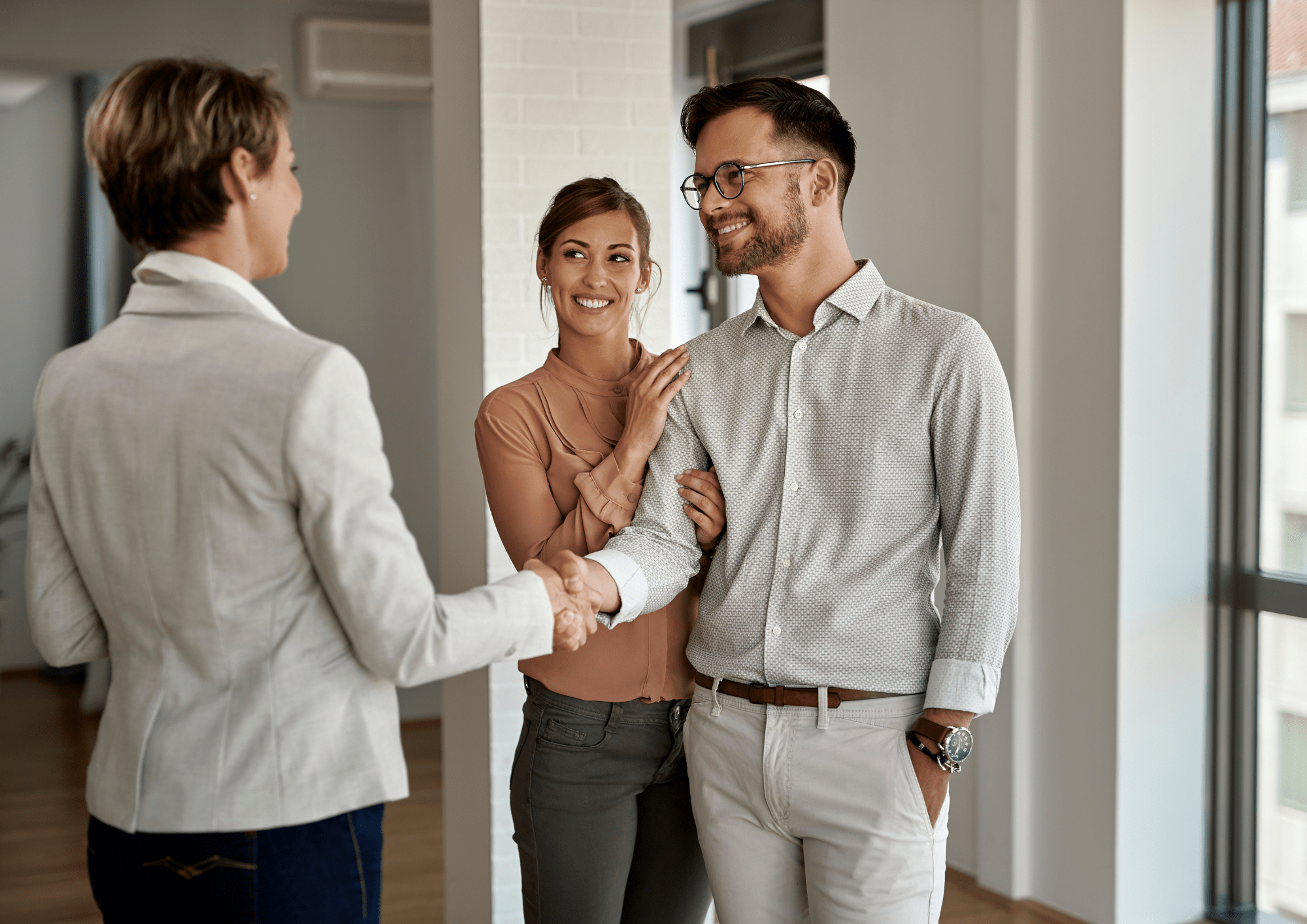 Agente inmobiliaria aconsejando a pareja que quiere vender su piso