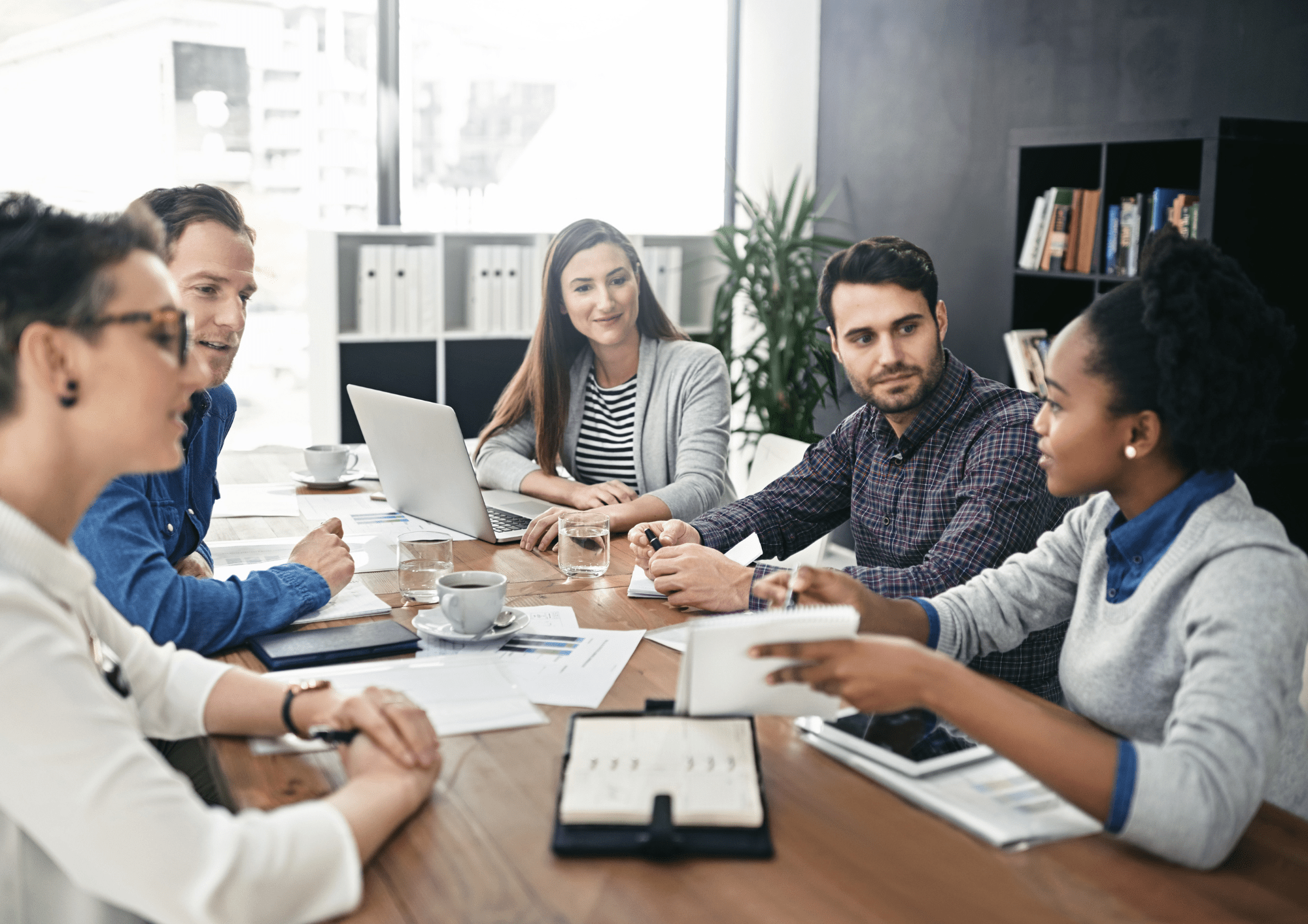 Empresa inmobiliaria fincamps realizando una reunión