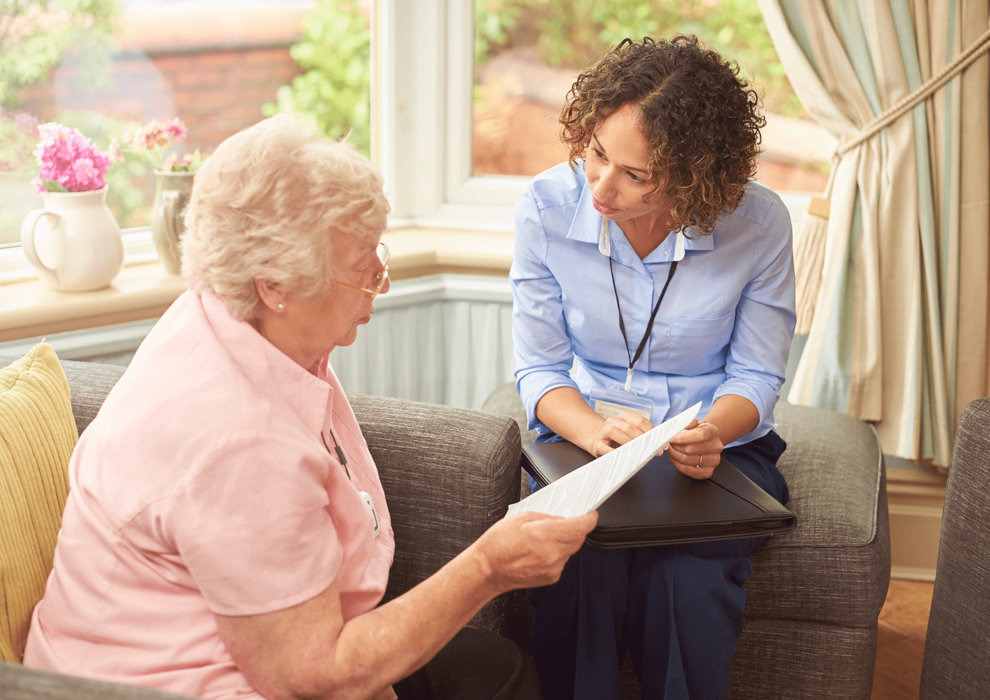 Persona mayor preocupada la posibilidad de morosidad en un alquiler
