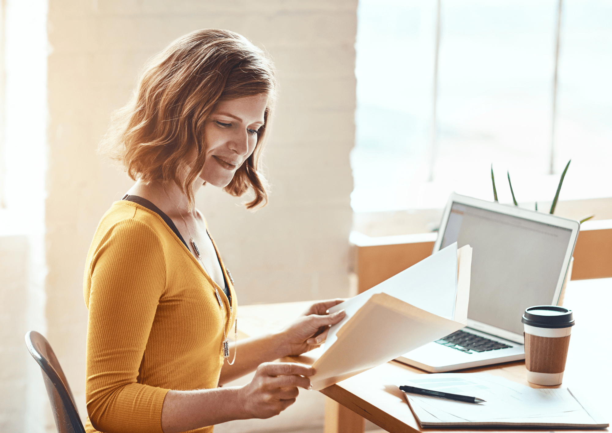 persona reorganizando documentos para vender su piso