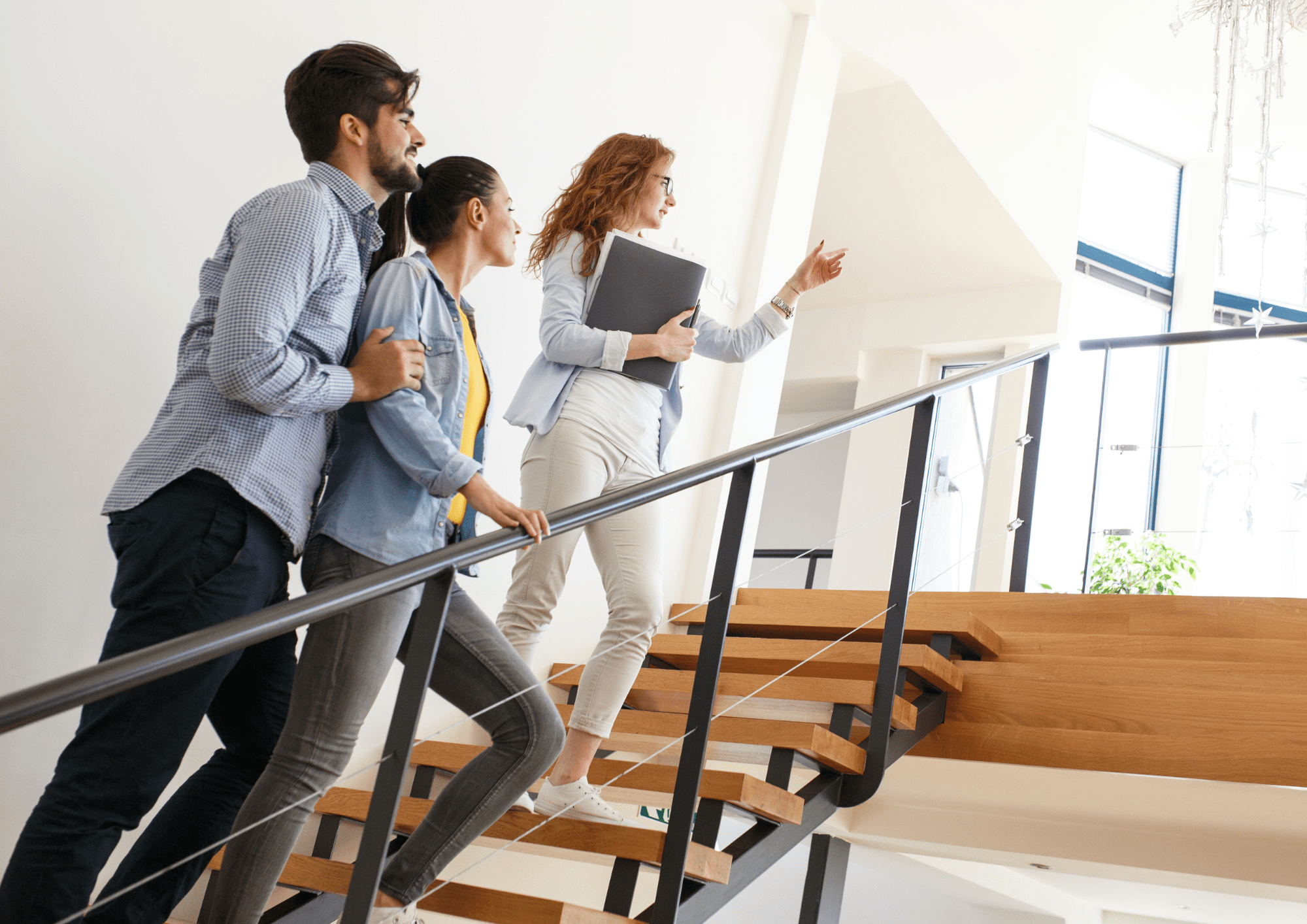 Agente inmobiliaria explicando las instalaciones de una vivienda