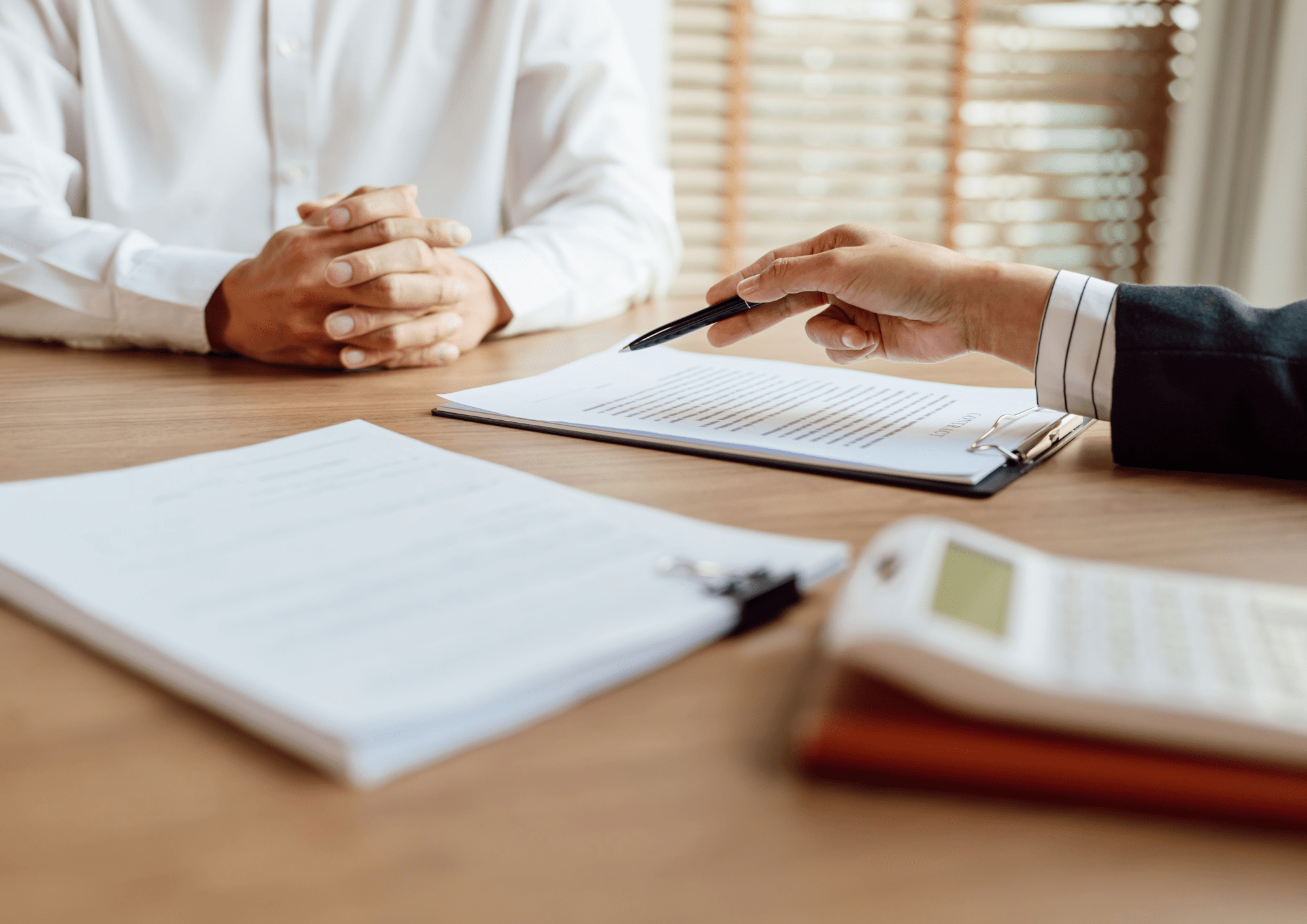 Fincamps ayudando, asesorando y explicando a su cliente