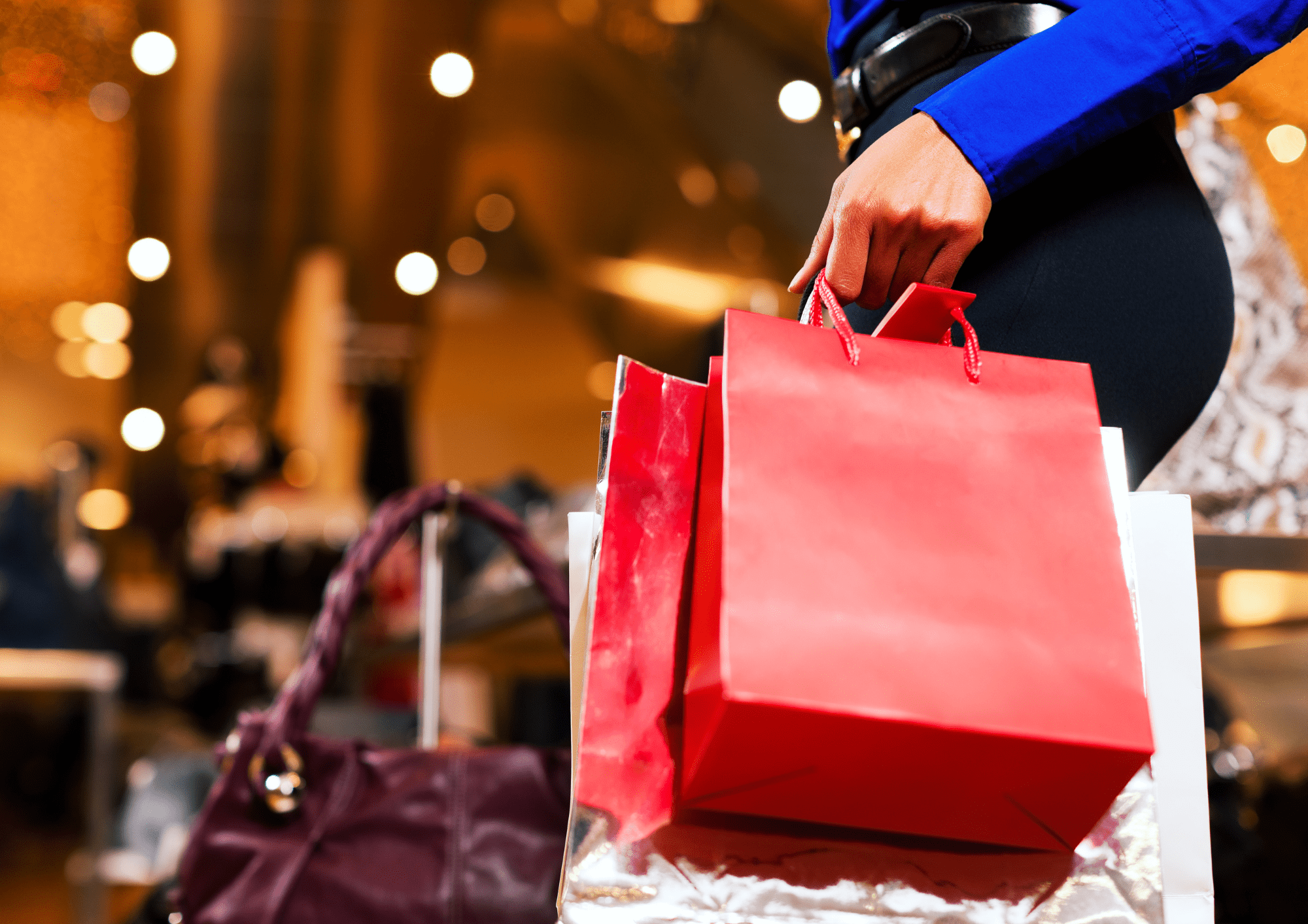 Persona yendo a comprar en el centro de Sabadell