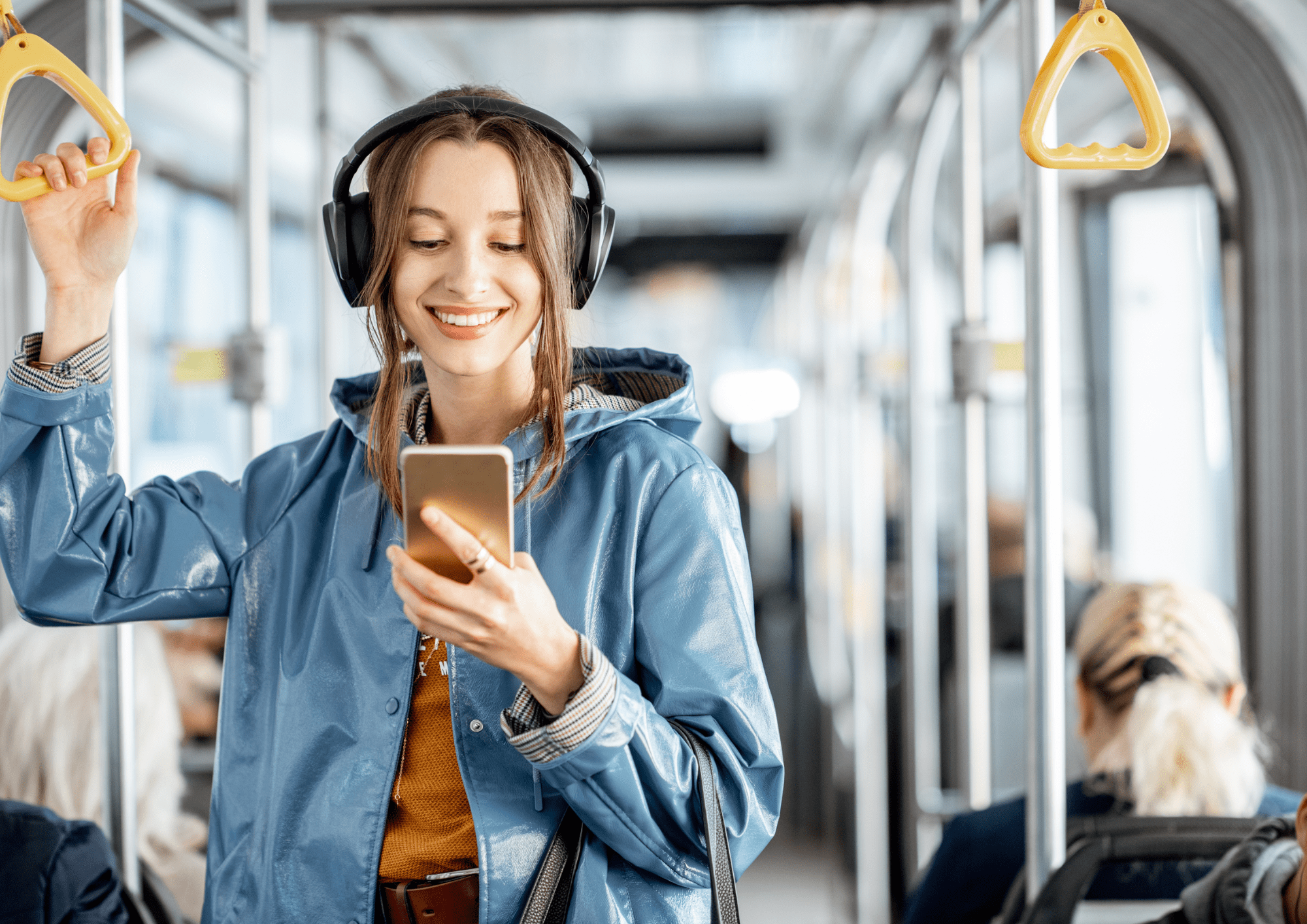 Chica disfrutando del transporte público de Sabadell