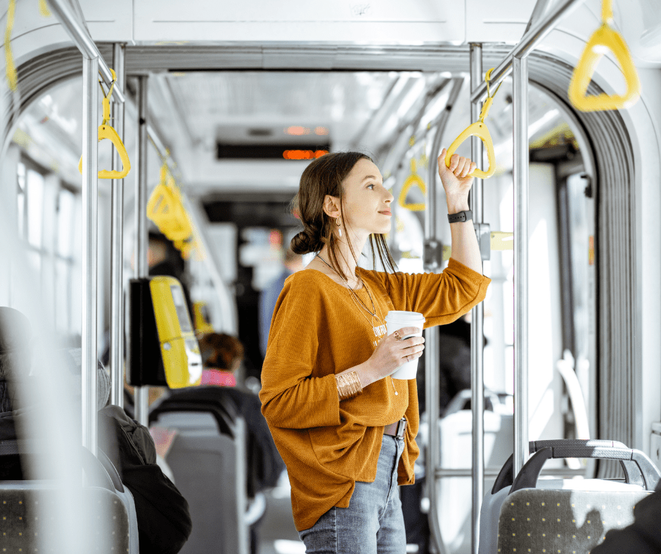 Chica tomando un café en el bus de Sabadell