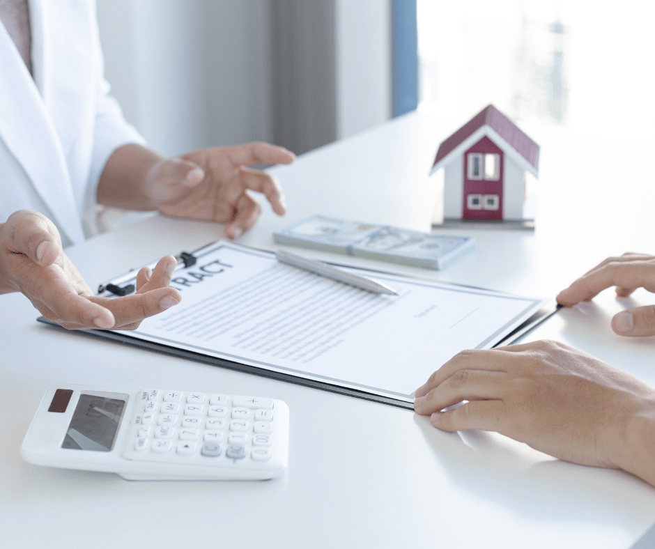 Firma del contrato de una casa localizada en Can Feu