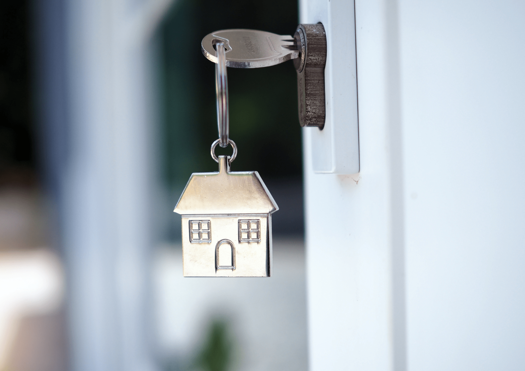 Llave dentro del picaporte de una nueva vivienda en Can Feu