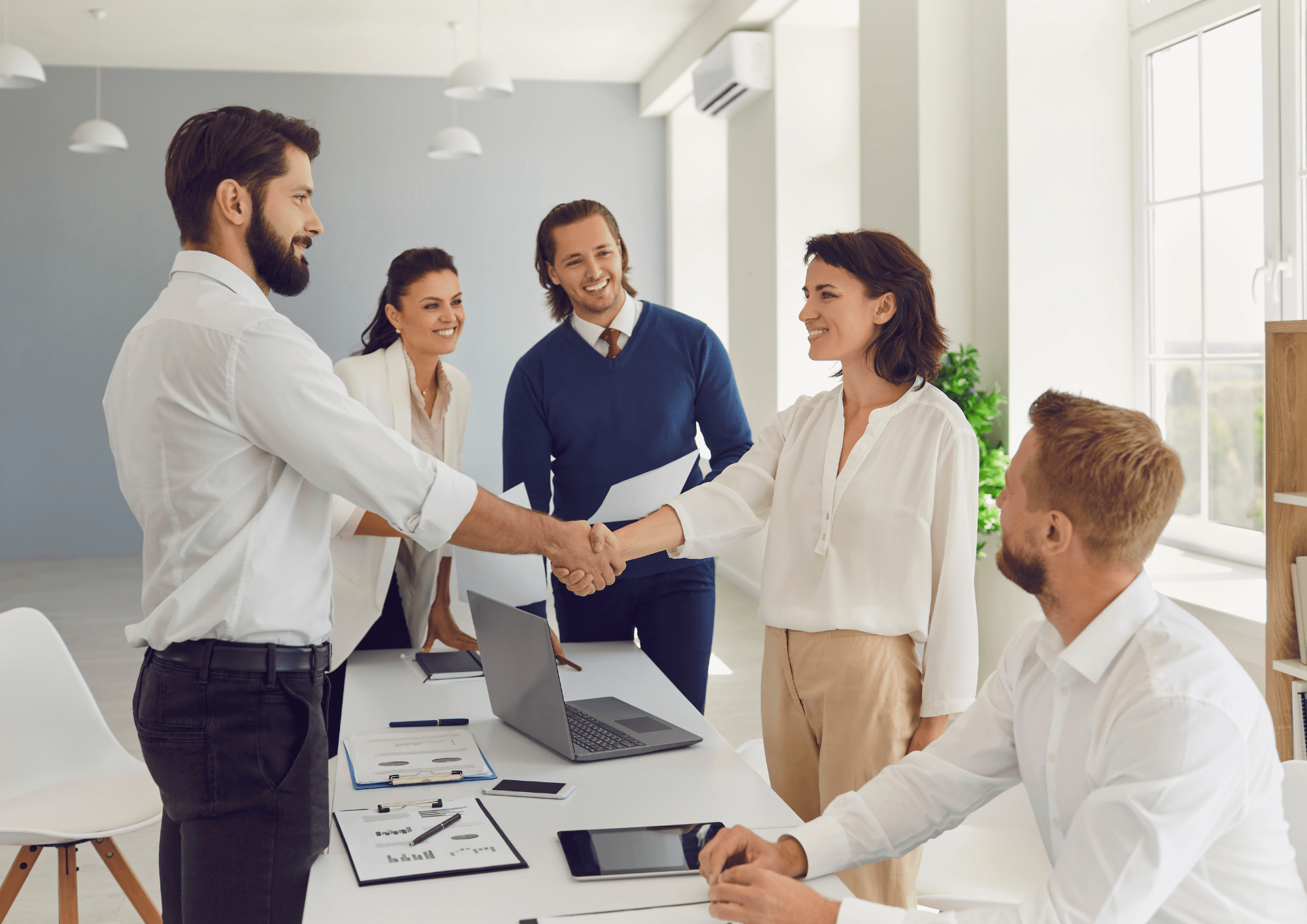 Comprador dando su confianza en la inmobiliaria de Can Llong