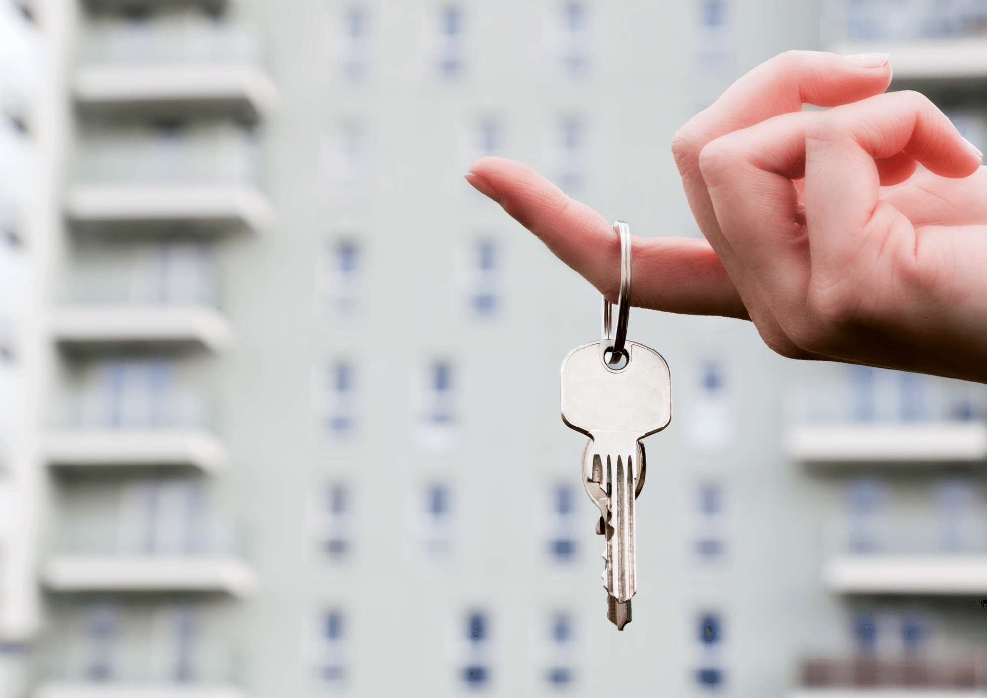 Persona sosteniendo llave de piso en Sabadell