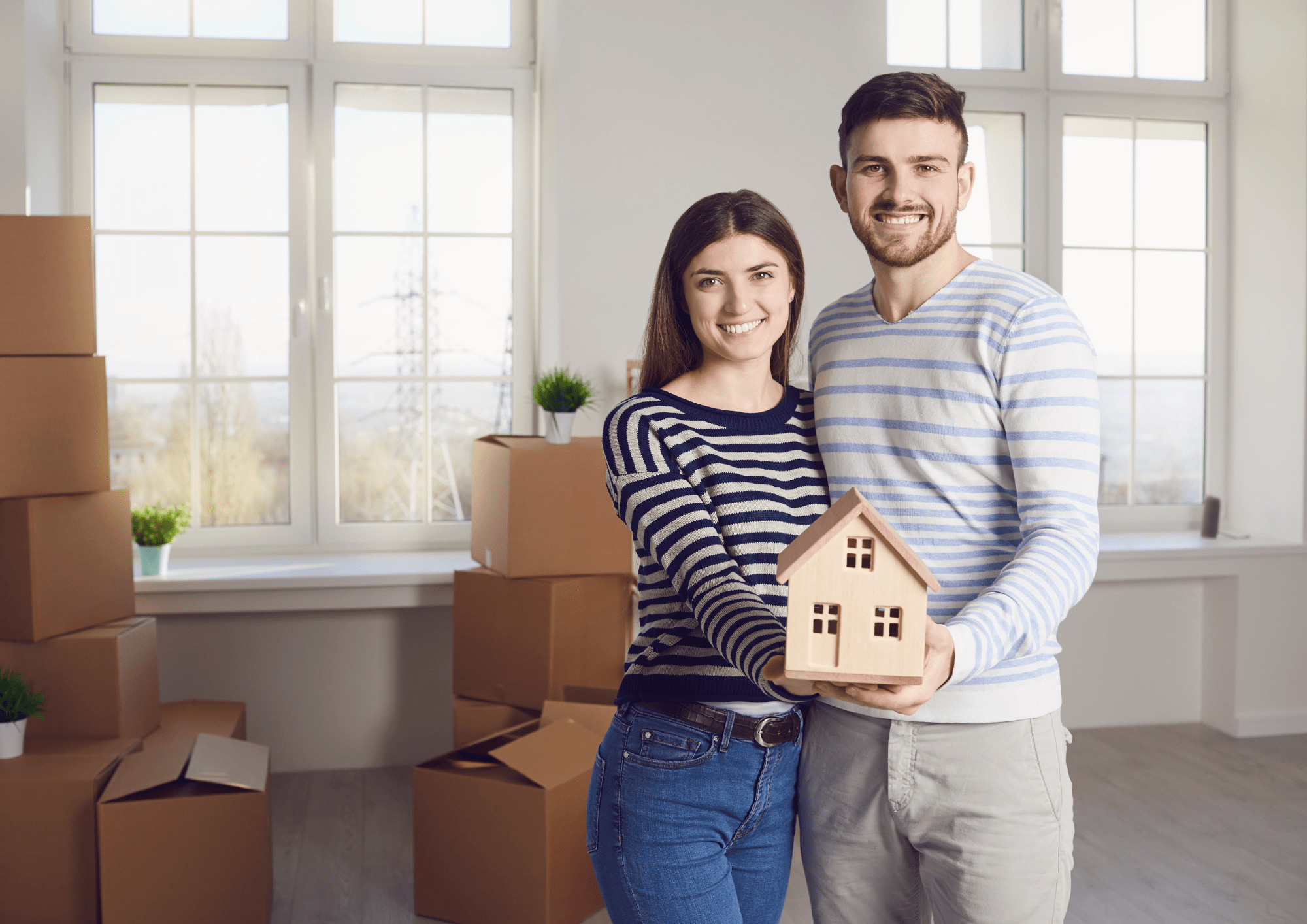 Pareja contenta por la compra de un nuevo piso en Sabadell