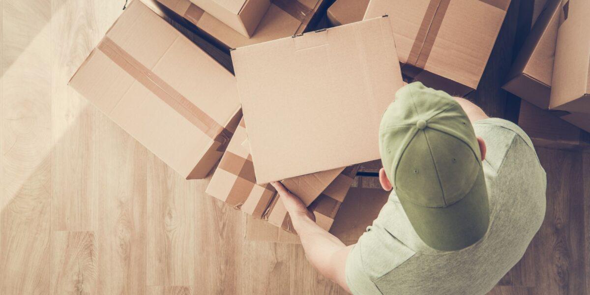 Cliente llegando al piso que ha alquilado en Sabadell