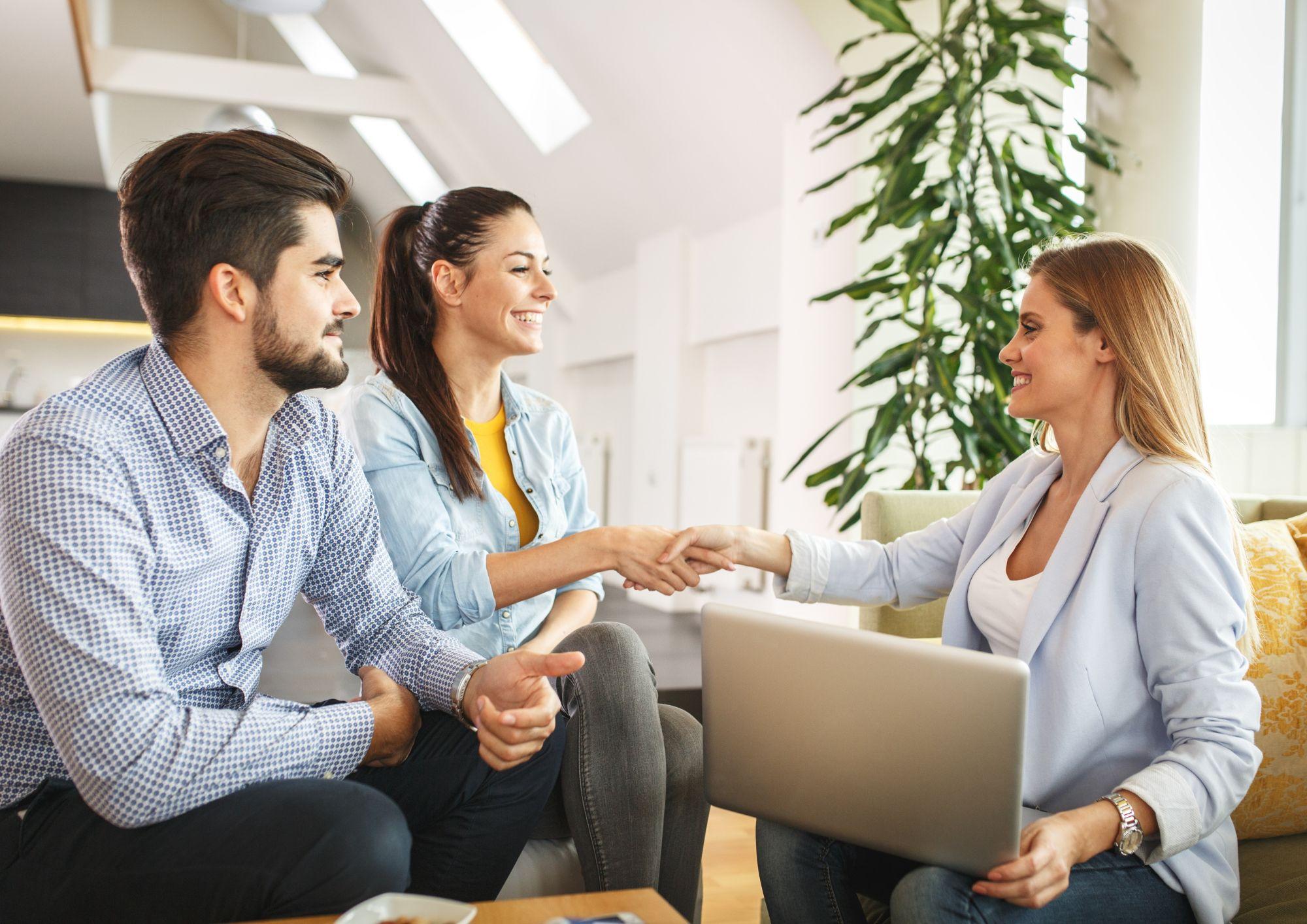 Ven a nuestra inmobiliaria y te enseñamos los pisos que tenemos para ti