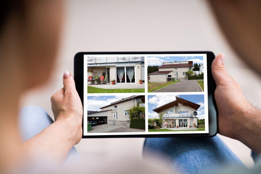 persona mirando tablet con fotos de inmueble