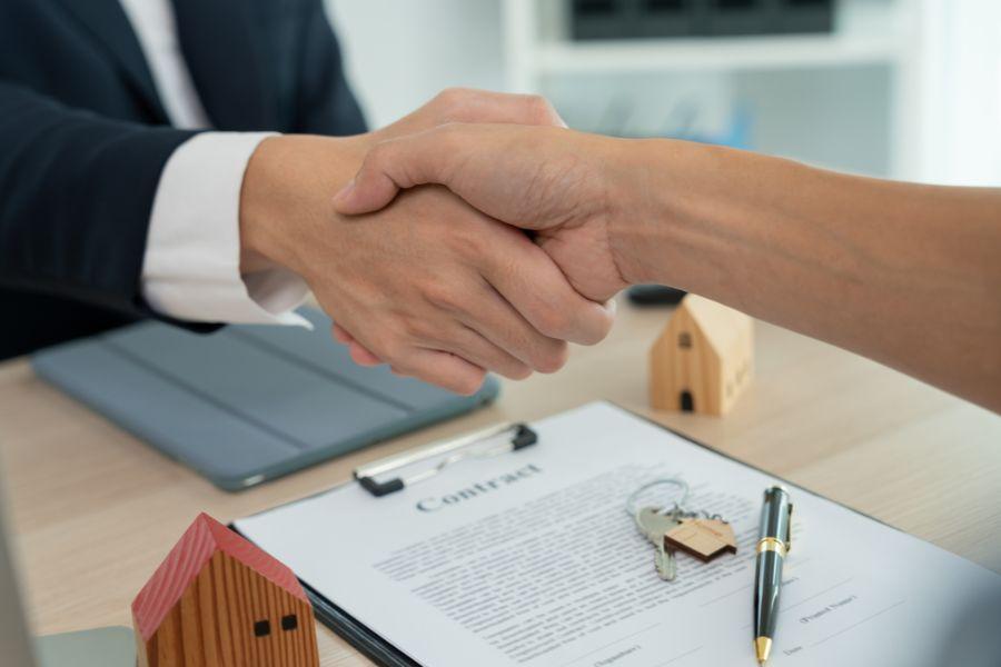 apretón de manos y un contrato