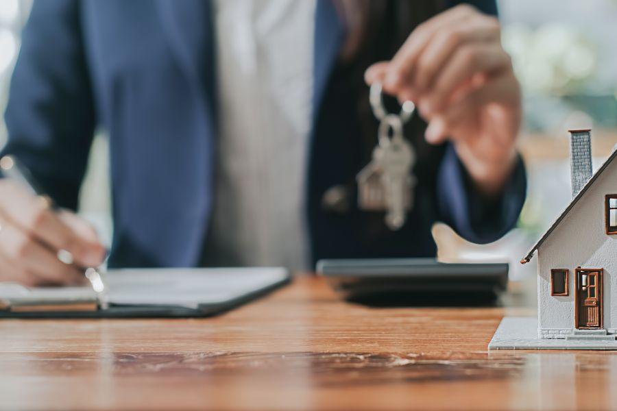 persona entrega llaves a propietario y firma papeles