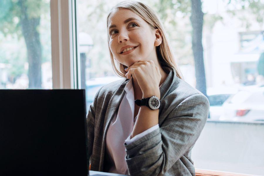 chica pensativa utilizando portátil