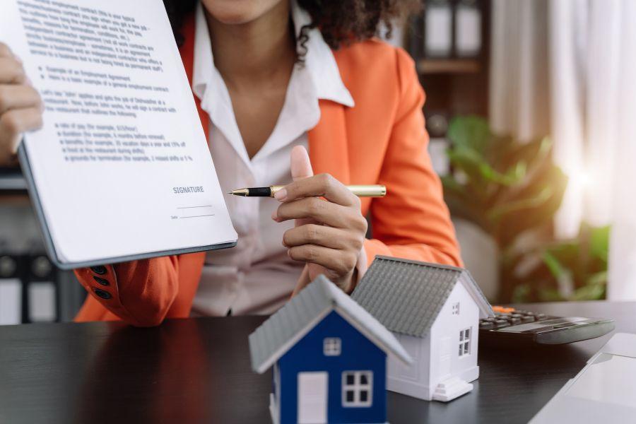 chica enseña contrato viviendas