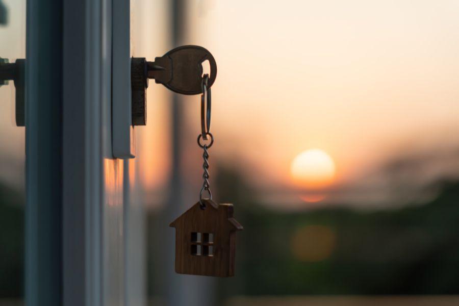 puerta abierta con llave puesta