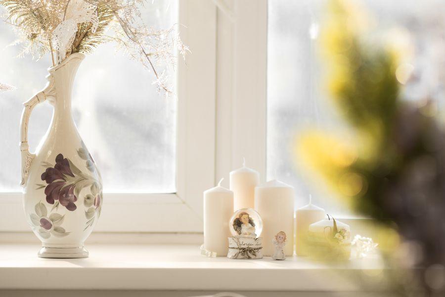 jarrón en una ventana con entrada de luz natural