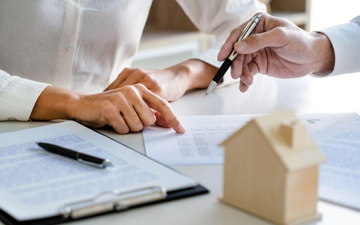 reunión de personas con documentos