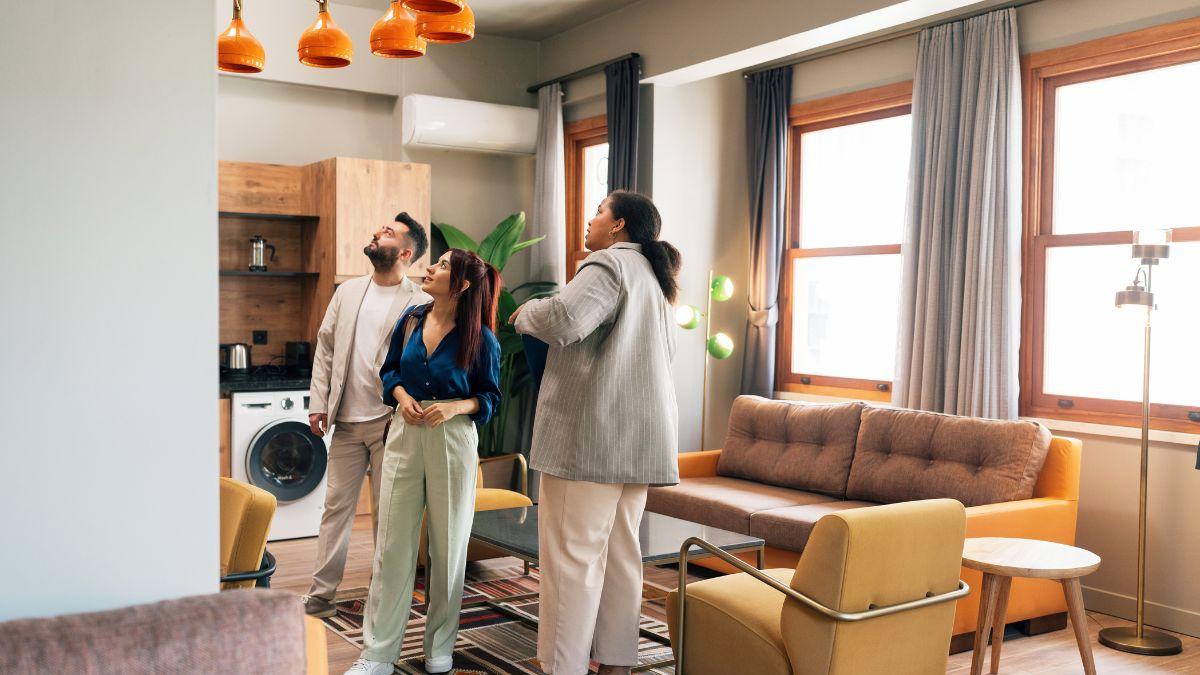 personas viendo piso