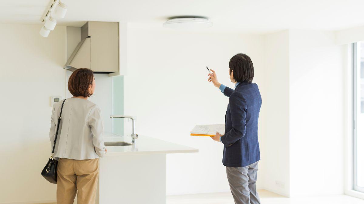 personas en piso de alquiler