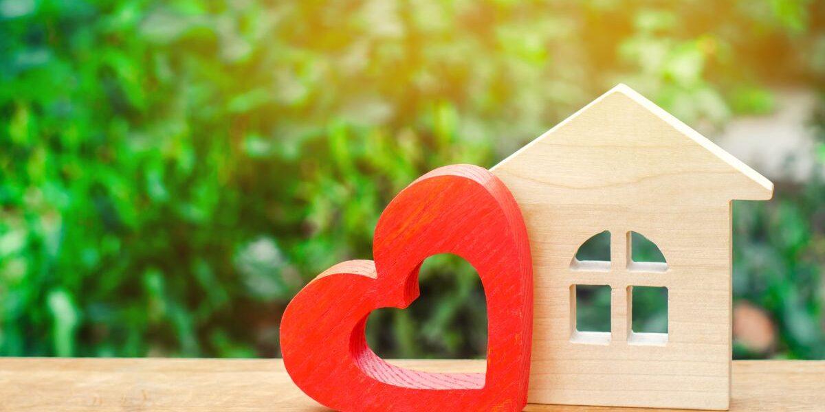 casa y corazón en piezas de madera