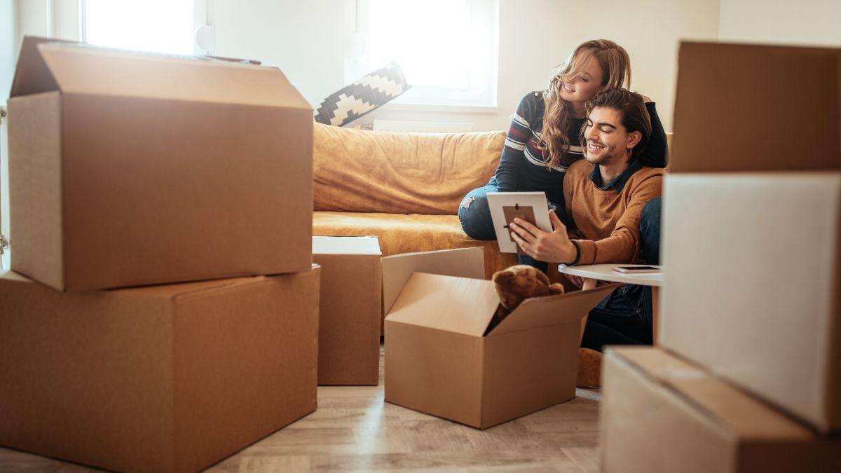 pareja entre cajas de mudanza